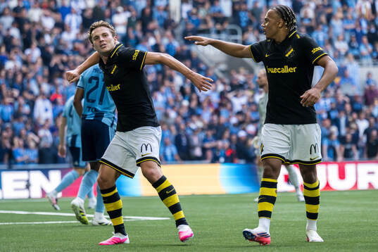 AIKs Johan Hove och Kevin Filling jublar