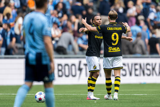 AIKs Kevin Filling och Linus Carlstrand jublar