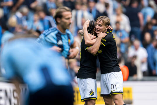 AIKs Kevin Filling och Linus Carlstrand jublar