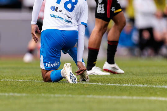 IFK Värnamos Arash Motaraghebjafarpour har problem med en