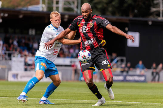 IFK Värnamos Johan Rapp och Östersunds Jabir Abdihakim Ali