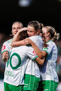 Hammarbys Svea Rehnberg jublar med Ines Lorenius och