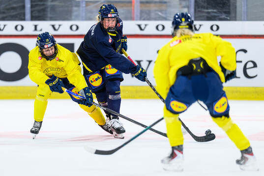 Thea Johansson and Jenna Raunio of Sweden at a practice