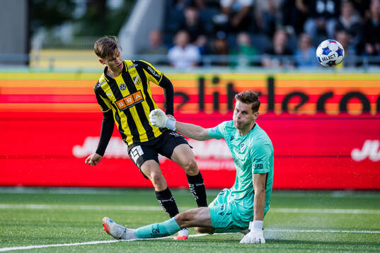 Häckens Adrian Svanbäck och Halmstads målvakt Tim
