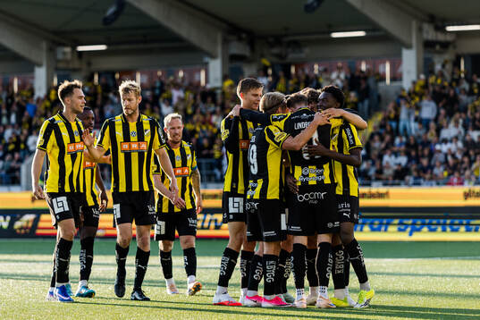 Häckens Julius Lindberg jublar med lagkamraterna