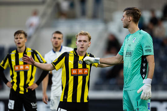 Häckens Markus Haaland och Halmstads målvakt Tim Rönning