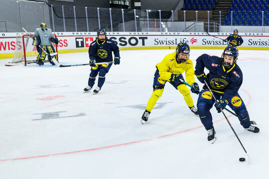 Hilda Svensson and Tilde Grillfors of Sweden at a practice