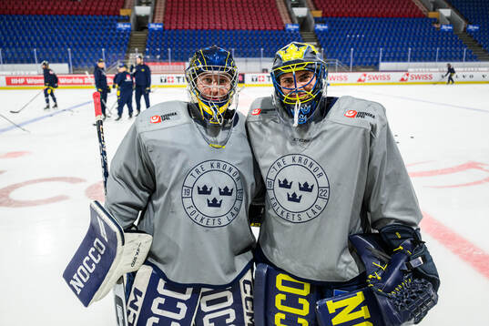 Goaltender Ebba Träff Svensson and goaltender Ida Boman of
