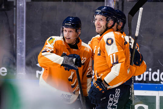 Växjös Hugo Gustafsson och Brogan Rafferty jublar