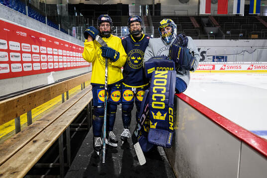 Ella Albinsson, Michelle Löwenhielm and goaltender Ida