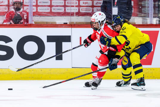Alina Marti of Switzerland and Hanna Thuvik of Sweden