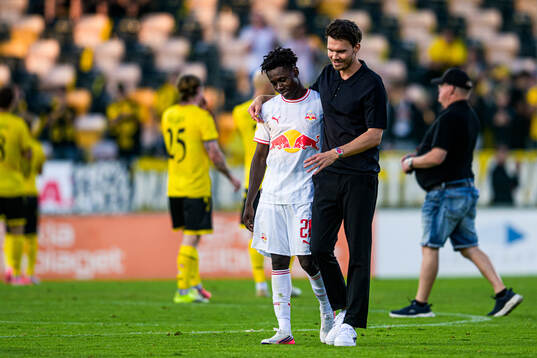 Edmund Baidoo and head coach Danny Röhl of FC Red Bull