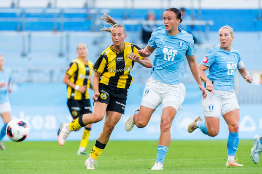 Hammarbys Fanny Peterson och Malmö FFs Amy Joan Irene Sayer
