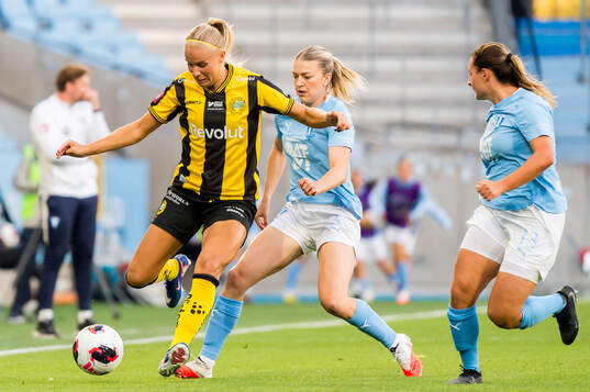 Hammarbys Stina Lennartsson och Malmö FFs Charlotte Grant