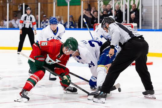 Frölundas Bosse Meijer tekar mot Leksands Arvid Eljas