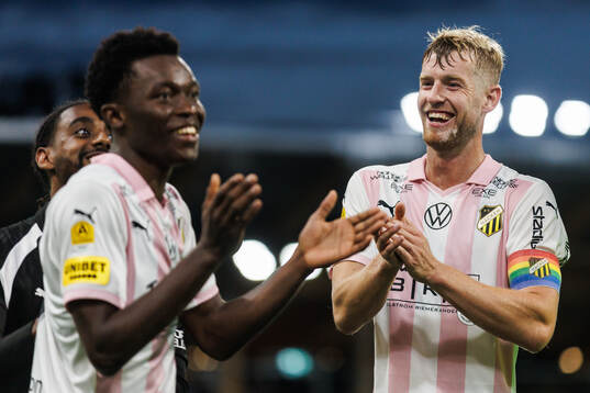 Häckens Filip Helander jublar