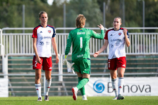 Rosengårds Klara Svensson Senelius, målvakt Moa Edrud och