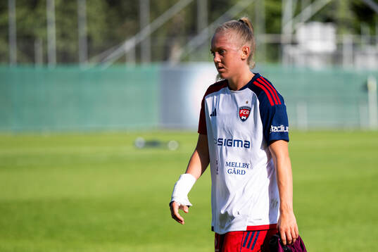 Rosengårds Molly Johansson med bandad handled