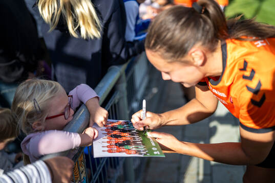 Kristianstads Alice Nilsson skriver autograf