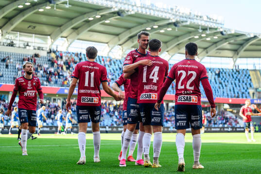 Örgrytes Tobias Sana jublar med lagkamrater