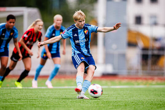 Djurgårdens Olivia Ulenius med en straffspark