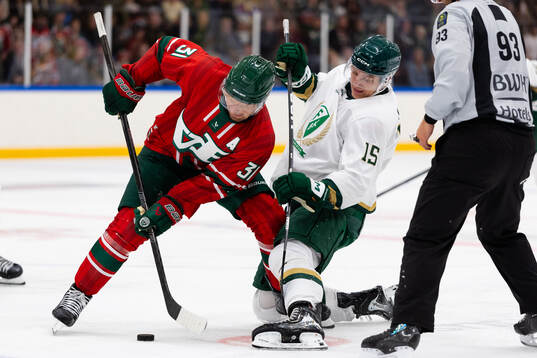 Frölundas Nicklas Lasu tekar mot Färjestads Jack Berglund
