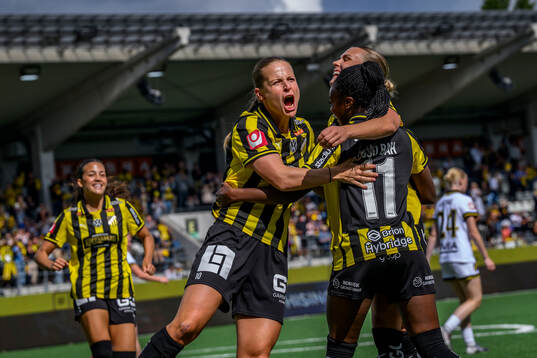 Häckens Anna Anvegård och Monica Jusu Bah jublar med