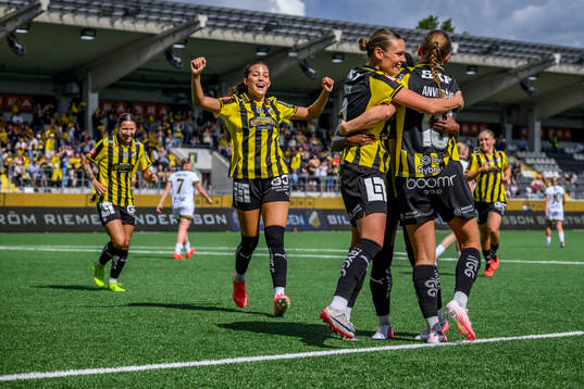 Häckens spelare jublar