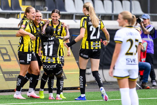 Häckens Tabitha Michelle Tindell jublar med lagkamrater