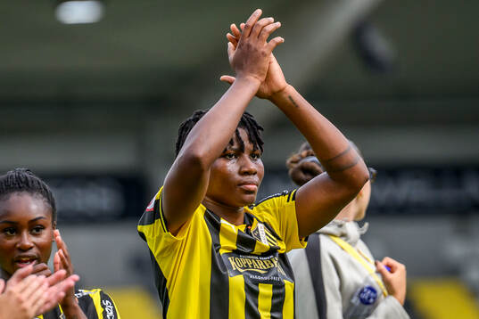 Häckens Joy Omewa  jublar