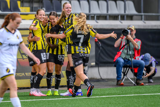 Häckens målskytt Tabitha Michelle Tindell  jublar med