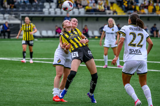 AIKs Ellie Junetoft  och Häckens Thelma Pálmadottir