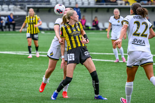 AIKs Ellie Junetoft  och Häckens Thelma Pálmadottir