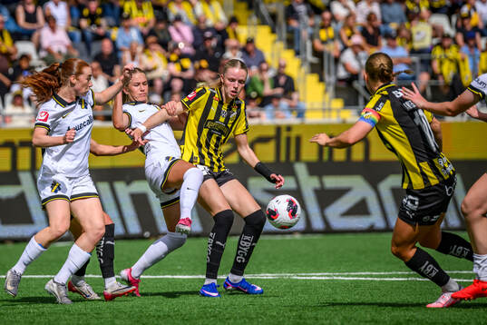 AIKs Ella Reidy , Olivia Lindstedt och Häckens Thelma