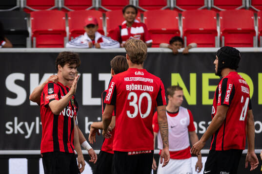 Brommapojkarnas Mads Kristian Hansen jublar med lagkamrater