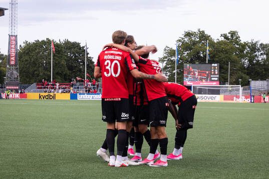 Brommapojkarnas Anton Kurochkin jublar med lagkamrater