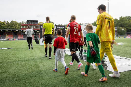 Brommapojkarnas Simon Strand och målvakt Leo Cavallius