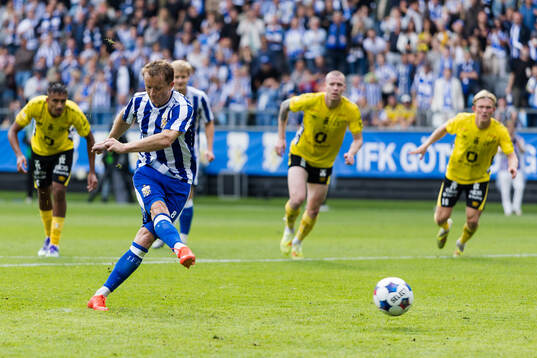 IFK Göteborgs Sam Larsson gör 1-0 på straffspark