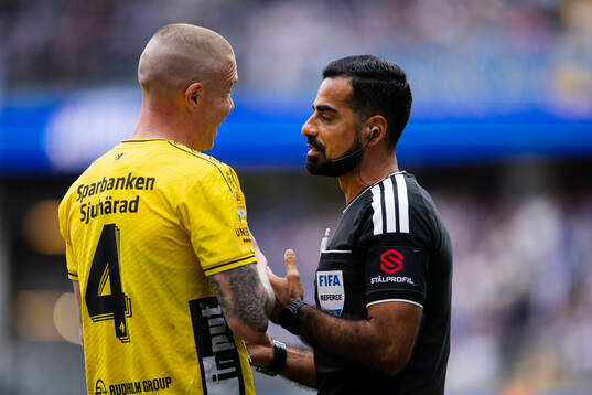 Elfsborgs Thomas Isherwood och domare Mohammed Al-Hakim