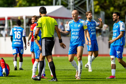 Oddevolds Gabriel Sandberg pratar med Domare Adi Aganovic
