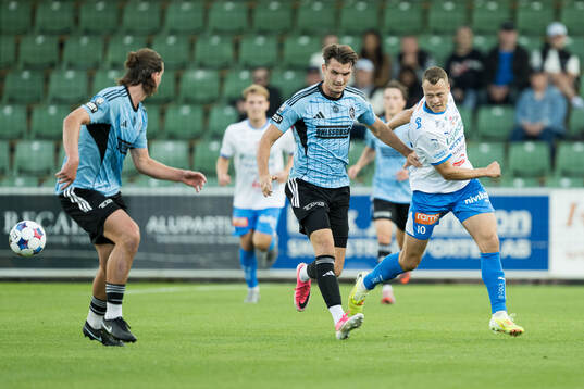 Landskronas Mathias Andreasen och IFK Värnamos Viktor