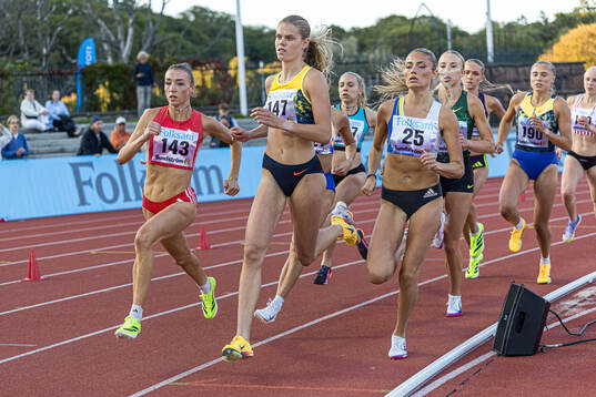 Lucy Armitage, Storbritannien, Malin Hoelsveen, Norge och