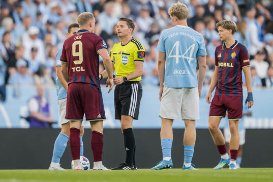 Djurgårdens Kristian Lien 0ch Domare Joakim Sars