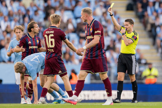 Malmö FFs Malte Frejd Pålsson tilldelas ett gult kort av