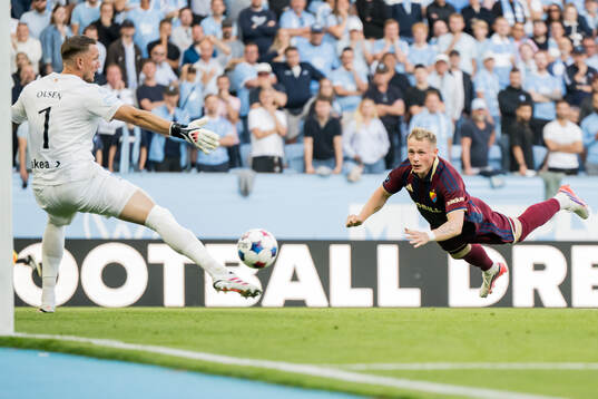 Djurgårdens Kristian Lien gör 0-1 bakom Malmö FFs