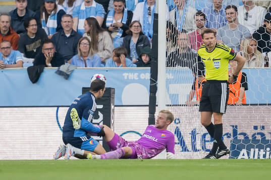 Djurgårdens målvakt Jacob Rinne har ont