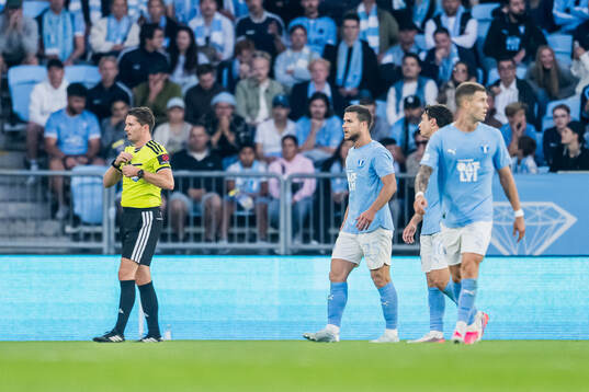 Domare Joakim Sars och Malmö FFs Gabriel Busanello