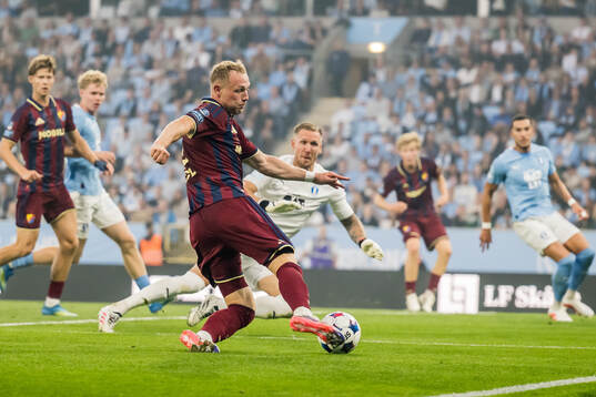 Djurgårdens Kristian Lien och Malmö FFs målvakt Robin