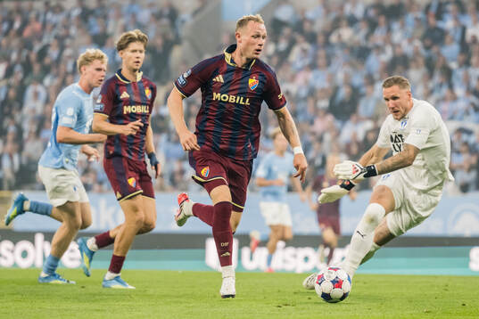 Djurgårdens Kristian Lien och Malmö FFs målvakt Robin