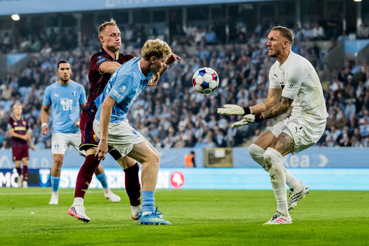 Djurgårdens Kristian Lien och Malmö FFs målvakt Robin